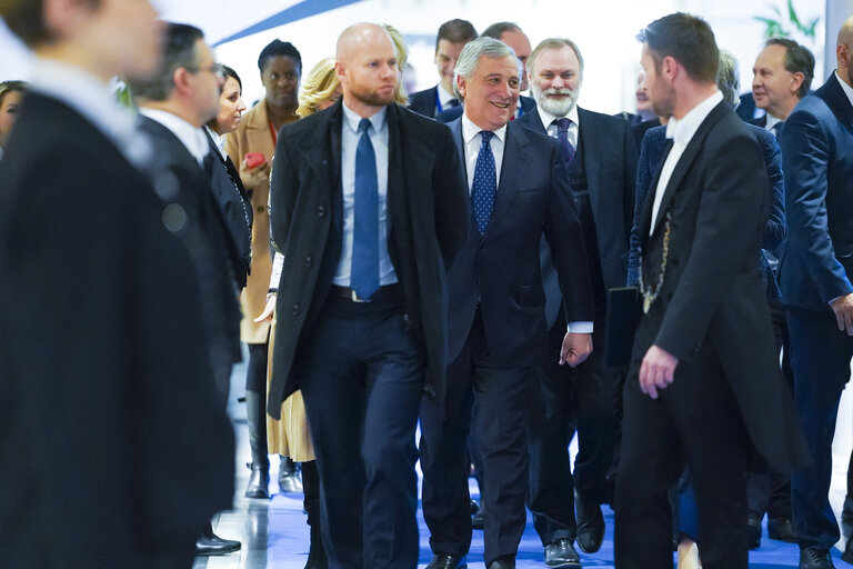 Fotografija 7: EP President Antonio TAJANI and EP Brexit coordinator Guy VERHOFSTADT (ALDE,BE), receive British Prime Minister Theresa MAY to discuss on the latest developments in the negotiations on the British departure from the European Union