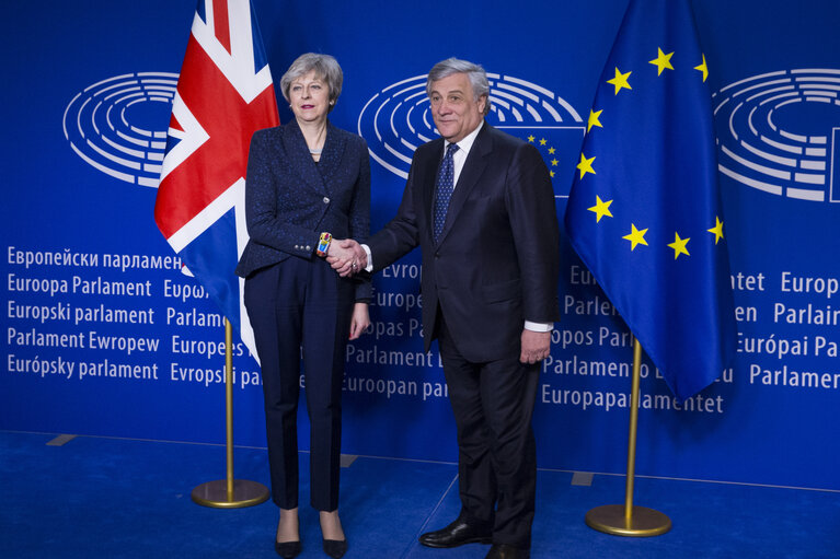 Nuotrauka 3: Antonio TAJANI, EP President meets with Theresa MAY, Prime Minister of United Kingdom on the negotiations on the British departure from the European Union - Official welcome