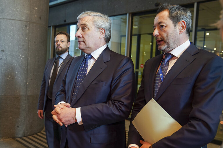 Fotografija 21: EP President Antonio TAJANI and EP Brexit coordinator Guy VERHOFSTADT (ALDE,BE), receive British Prime Minister Theresa MAY to discuss on the latest developments in the negotiations on the British departure from the European Union