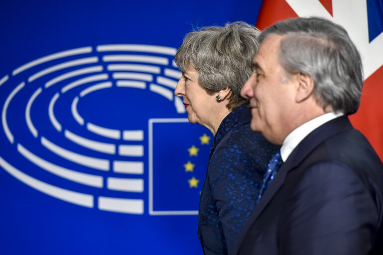 Billede 7: EP President Antonio TAJANI and EP Brexit coordinator Guy VERHOFSTADT (ALDE,BE), receive British Prime Minister Theresa MAY