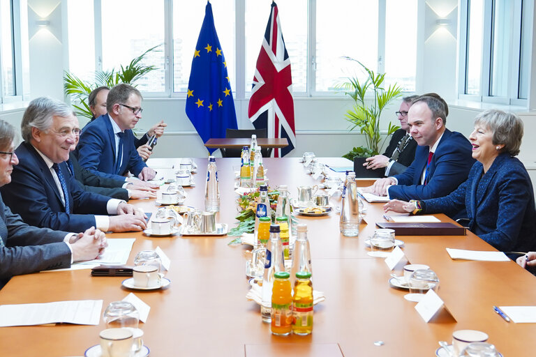 Fotografija 12: EP President Antonio TAJANI and EP Brexit coordinator Guy VERHOFSTADT (ALDE,BE), receive British Prime Minister Theresa MAY to discuss on the latest developments in the negotiations on the British departure from the European Union