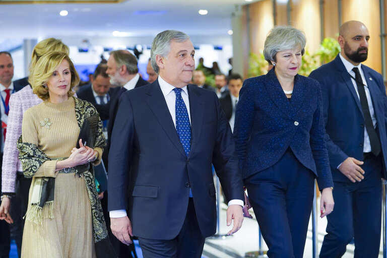 Fotografija 2: EP President Antonio TAJANI and EP Brexit coordinator Guy VERHOFSTADT (ALDE,BE), receive British Prime Minister Theresa MAY to discuss on the latest developments in the negotiations on the British departure from the European Union