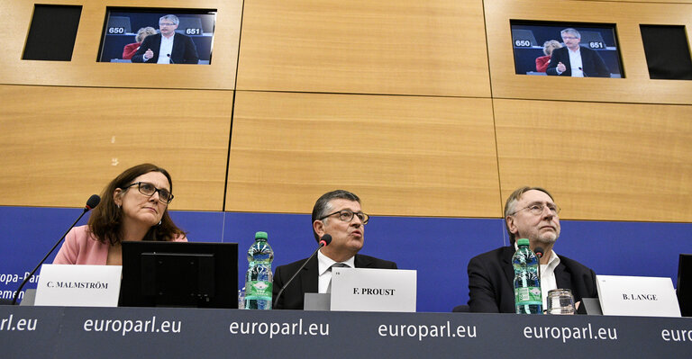 Fotografi 10: EP Press conference on ' The upcoming debate and final vote on foreign direct investment screening '