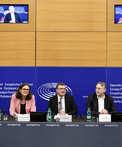 Fotografi 12: EP Press conference on ' The upcoming debate and final vote on foreign direct investment screening '