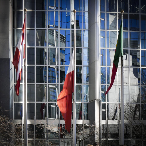 Fotografi 7: Polish flag at half-mast in solidarity with the Polish Government and people,  to follow the national mourning declared in Poland after the passing away of Mr. Jan Olszewski, who served as Prime Minister from 1990 to 1991