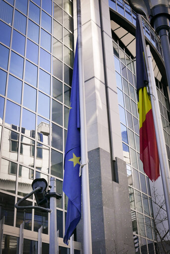 Fotografi 3: European flag at half-mast in solidarity with the Polish Government and people,  to follow the national mourning declared in Poland after the passing away of Mr. Jan Olszewski, who served as Prime Minister from 1990 to 1991