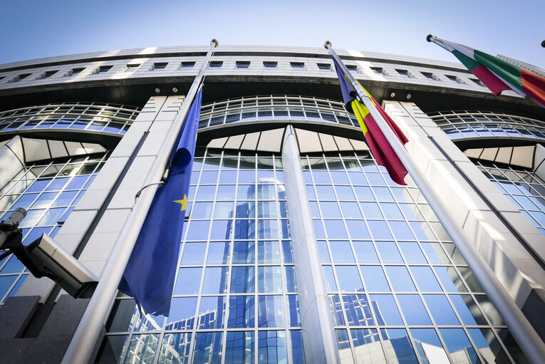 European flag at half-mast in solidarity with the Polish Government and people,  to follow the national mourning declared in Poland after the passing away of Mr. Jan Olszewski, who served as Prime Minister from 1990 to 1991