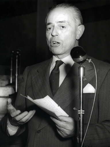 Gaetano Martino delivers a speech in May 1959