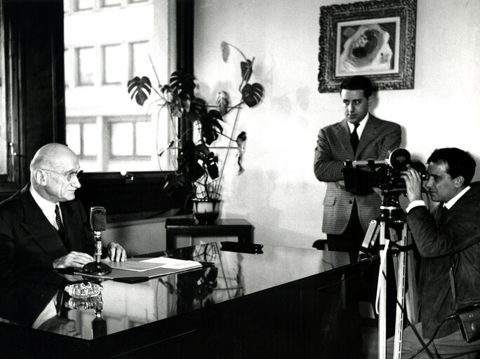 Robert SCHUMAN with a TV team