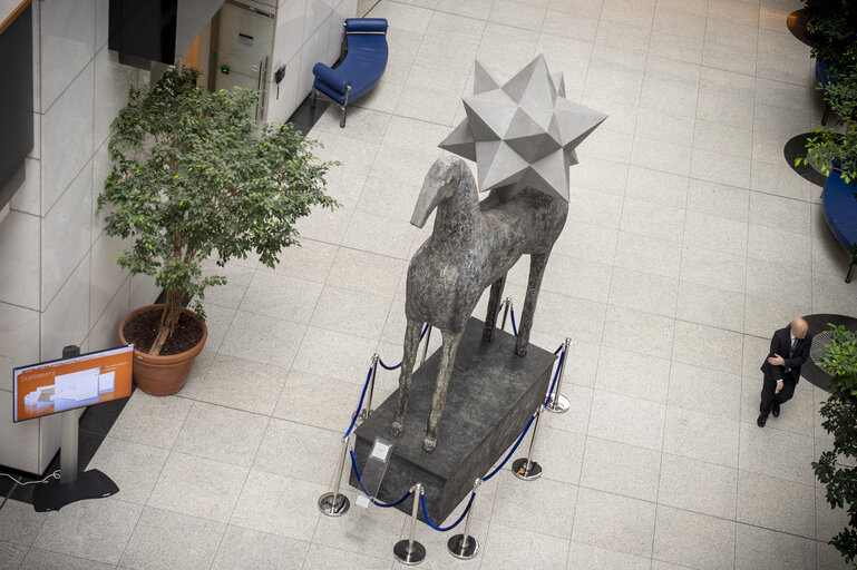 Fotografia 15: Zenith horse statue by Italian artist Mimmo Paladino in the ASP building in Brussels