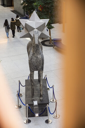 Fotografia 14: Zenith horse statue by Italian artist Mimmo Paladino in the ASP building in Brussels