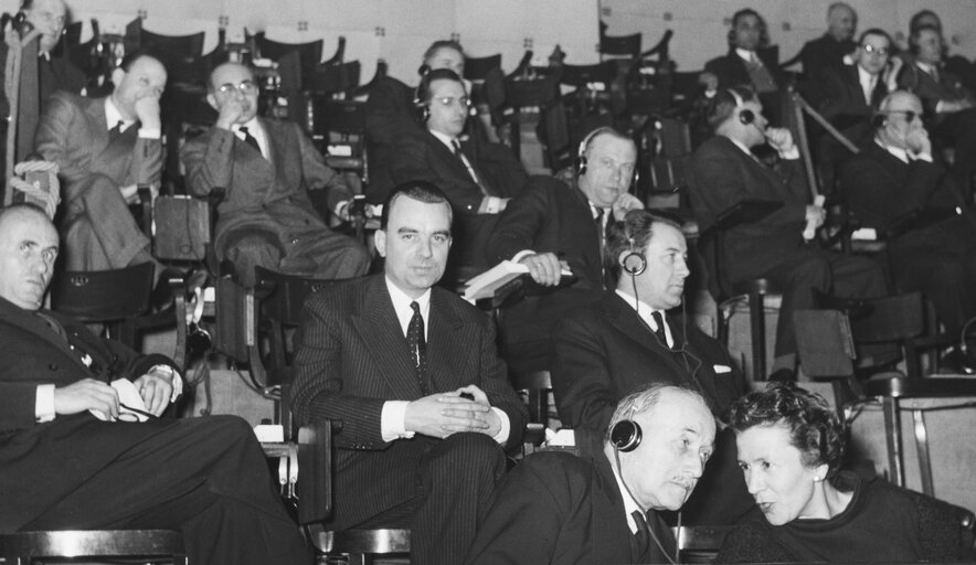 Fotografi 17: Robert SCHUMAN and MEPs during the Constitutive session of the new European Parliamentary Assembly on the 19th of March 1958