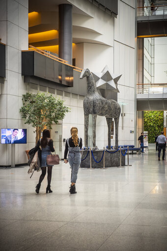 Fotografia 13: Zenith horse statue by Italian artist Mimmo Paladino in the ASP building in Brussels