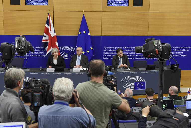 Fotografija 3: Press conference by Jean-Claude JUNCKER, EC President and by Theresa MAY, British Prime Minister following their meeting in Strasbourg