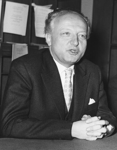 Fotografia 10: Hans FURLER during the Constitutive session of the new European Parliamentary Assembly on the 19th of March 1958 - Press conference