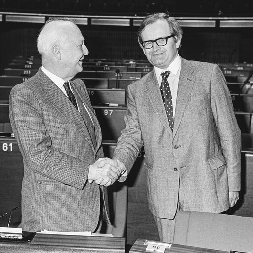 Foto 11: Portrait of MEPs Pierre PFLIMLIN and John Leslie MARSHALL during the plenary session in Strasbourg