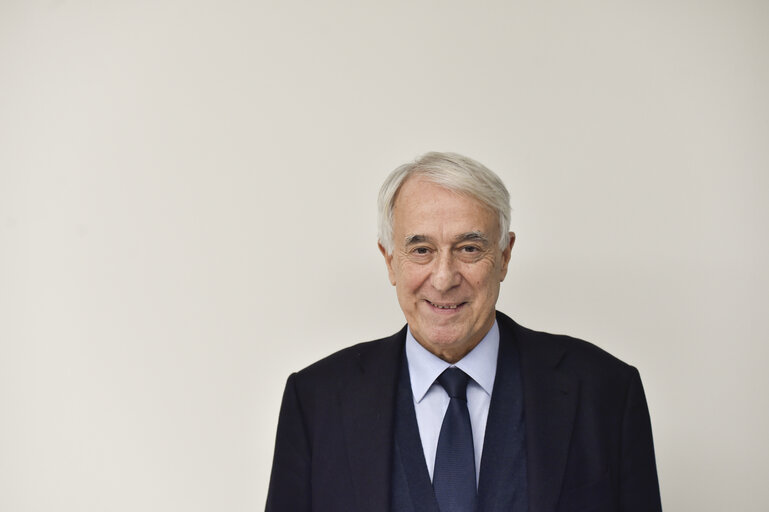 Foto 10: Giuliano PISAPIA in the EP in Brussels