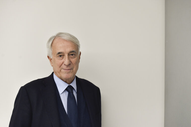 Foto 11: Giuliano PISAPIA in the EP in Brussels