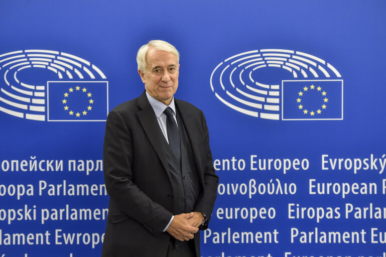 Foto 8: Giuliano PISAPIA in the EP in Brussels