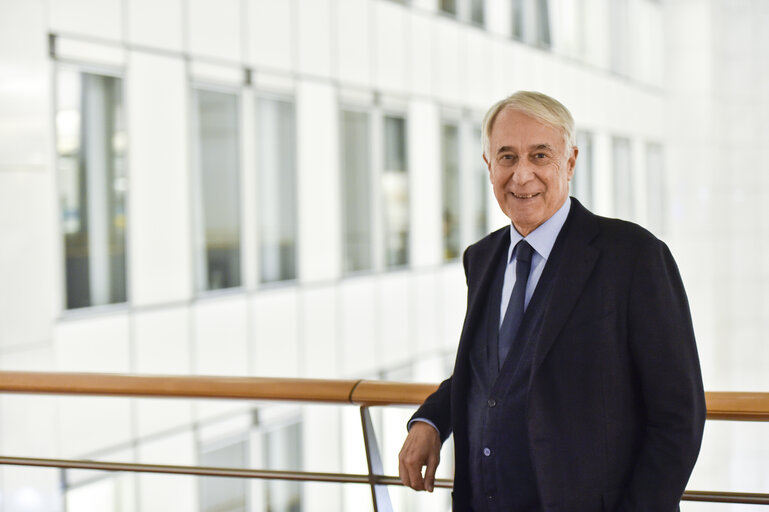 Foto 4: Giuliano PISAPIA in the EP in Brussels