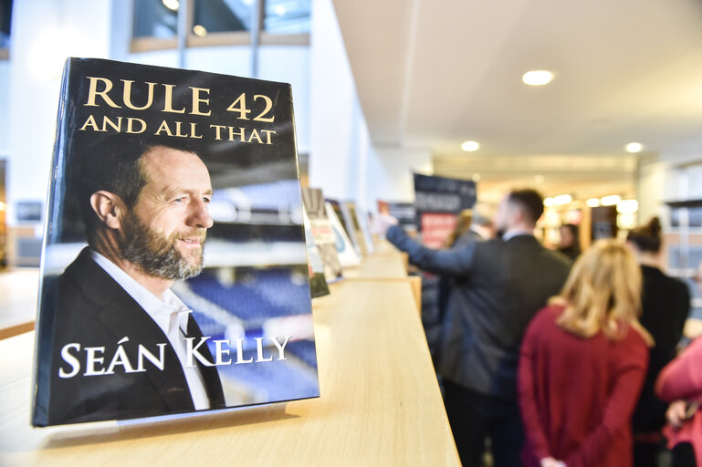 handover of Sean KELLY's book to the head of Library
