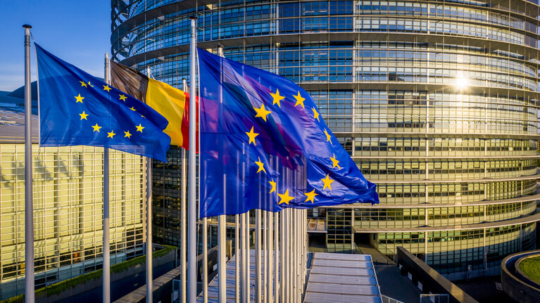 Foto 2: Aerial view made by drone of the EP building and flags in Strasbourg