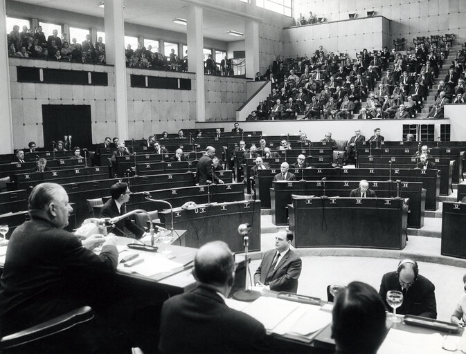 Fotogrāfija 1: Alain POHER speaks during a plenary session in the hemicycle of the European Parliament in Strasbourg, France, in 1967