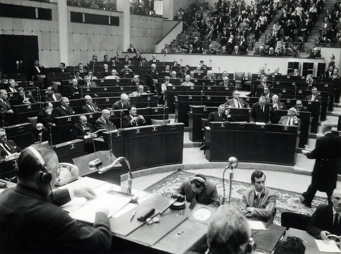 Fotografija 4: Members of the Parliament attend a plenary session in the hemicycle of the European Parliament in Strasbourg, France, in 1967