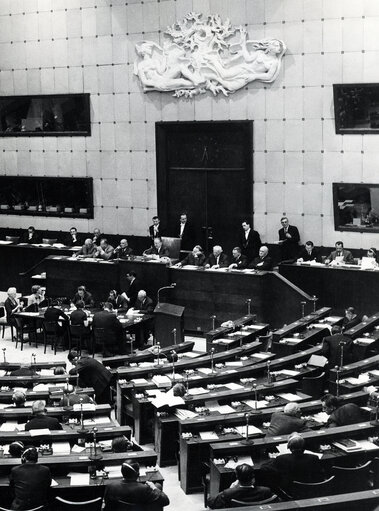 Fotografi 1: Members of the Parliament attend a plenary session in the hemicycle of the European Parliament in Strasbourg, France, in 1967