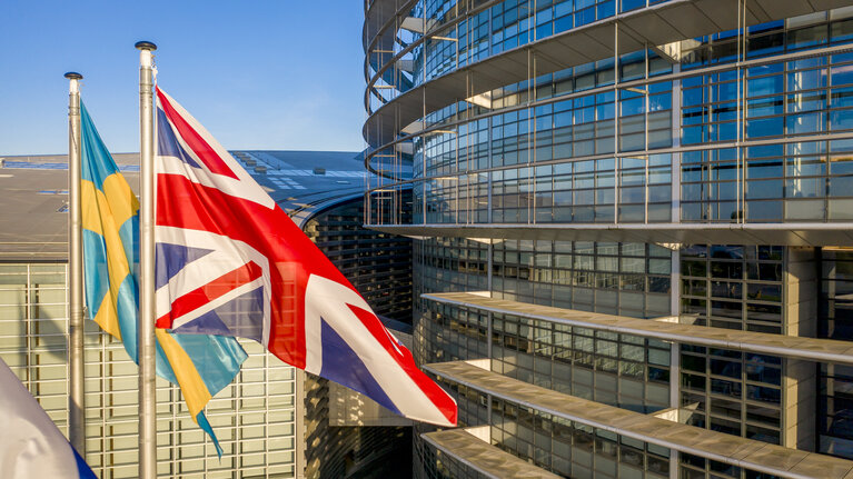 Foto 3: Aerial view made by drone of the EP building and flags in Strasbourg