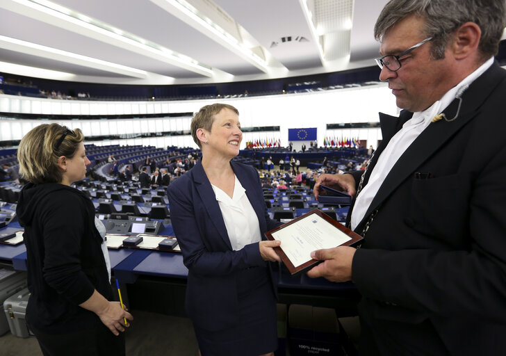 Снимка 5: Medal handover ceremony to mark the end of 8th Parliamentary term of outgoing Members