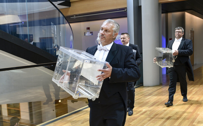 Fotogrāfija 2: Usher carrying a ballot box for the EP President election