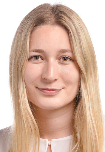 Photo 14: Kira PETER-HANSEN official portrait - 9th Parliamentary term