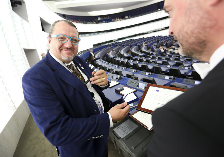 Снимка 8: Medal handover ceremony to mark the end of 8th Parliamentary term of outgoing Members