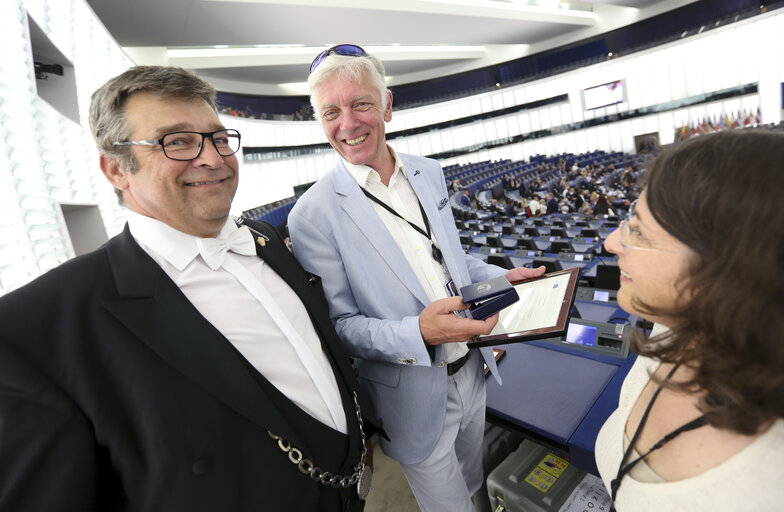 Снимка 2: Medal handover ceremony to mark the end of 8th Parliamentary term of outgoing Members