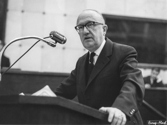 Fotografia 1: Walter HALLSTEIN delivers a speech in March 1958