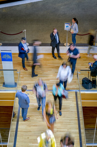 Foto 2: Mid-day session adjourned - MEP exit the Plenary Chamber in Strasbourg
