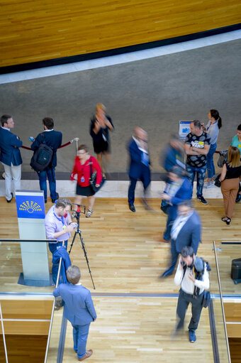 Foto 3: Mid-day session adjourned - MEP exit the Plenary Chamber in Strasbourg