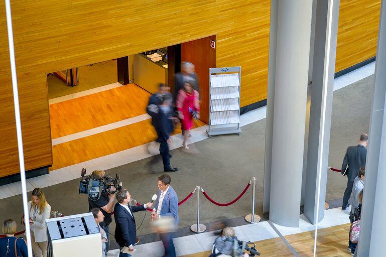 Foto 4: Mid-day session adjourned - MEP exit the Plenary Chamber in Strasbourg