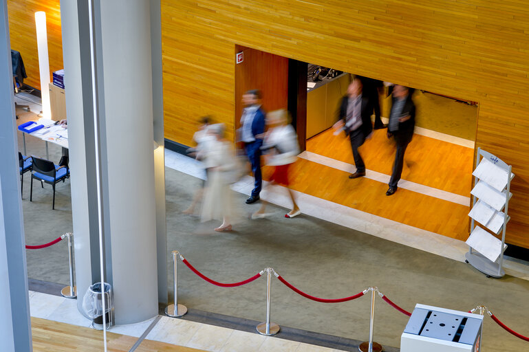 Foto 5: Mid-day session adjourned - MEP exit the Plenary Chamber in Strasbourg
