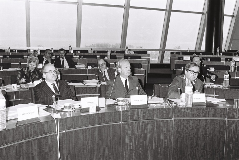 Valokuva 6: MEPs Alberto GHERGO, Olivier d'ORMESSON and John Leslie MARSHALL during a meeting of the European Parliament's Delegation for relations with Israel in Strasbourg, December 12, 1983.