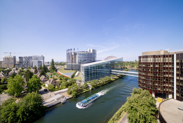 Fotografia 3: Boat on Ill  river under LOW -WIC passerelle. Summer season