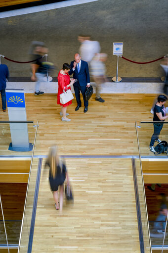 Foto 1: Mid-day session adjourned - MEP exit the Plenary Chamber in Strasbourg