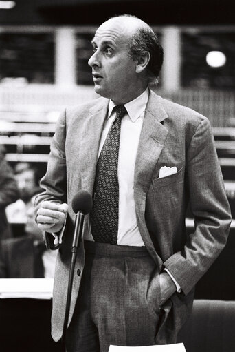 Fotografia 9: The European Commissioner Etienne DAVIGNON during a session in Strasbourg in April 1980.