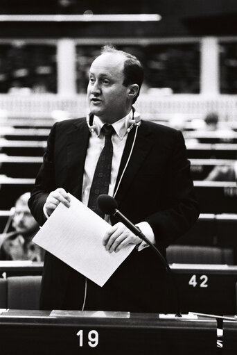 Fotografia 8: The European Commissioner Christopher TUGENDHAT during a session in Strasbourg in April 1980.