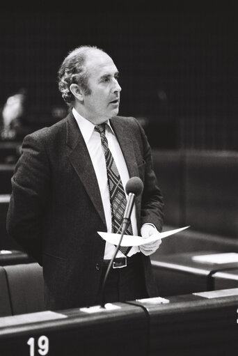 Fotografia 1: Commissioner Richard BURKE during a session in Strasbourg in April 1980.