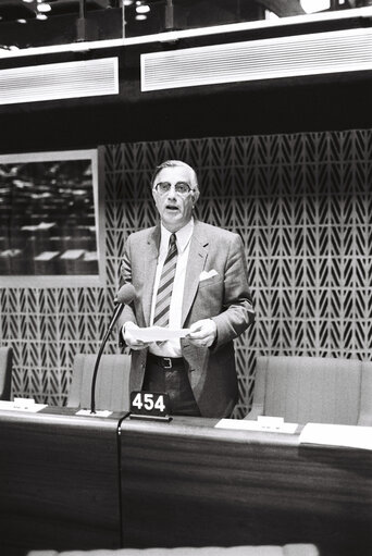 Fotografia 18: The MEP Arie de GOEDE during a session in Strasbourg in April 1980.