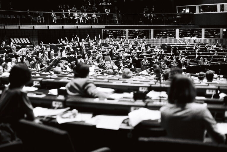 Fotografia 2: Plenary session in Strasbourg in April 1980. Vote by show of hands