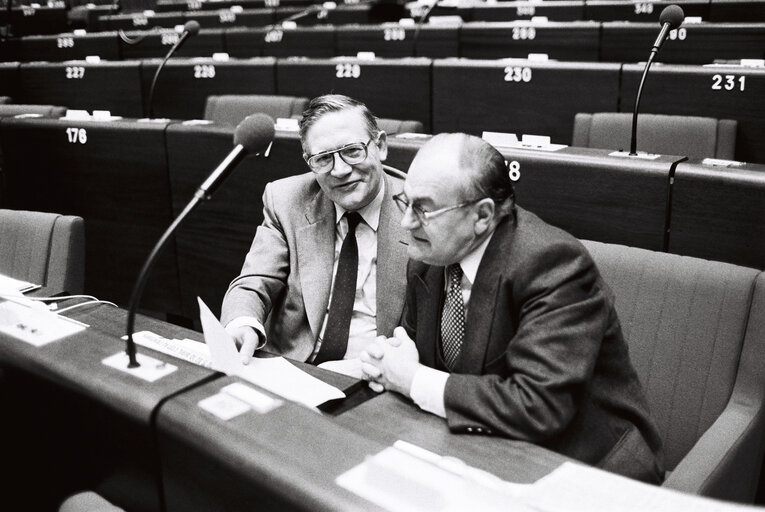 Fotografie 10: The MEP Marcel Albert VANDEWIELE during a session in Strasbourg in April 1980.