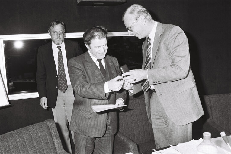 Foto 3: Plenary session in Strasbourg in April 1980.Medal ceremony